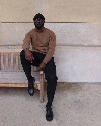 С чем носить светло-коричневую водолазку мужчине