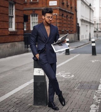 Как носить светло-коричневую водолазку с темно-синим костюмом