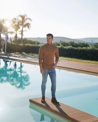 Какие зауженные джинсы носить с светло-коричневой водолазкой мужчине