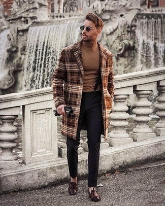 Какие лоферы с кисточками носить с светло-коричневой водолазкой