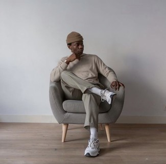 Как носить светло-коричневую водолазку с белыми кроссовками мужчине