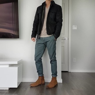 С чем носить светло-коричневую футболку с v-образным вырезом мужчине