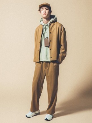 Какой худи носить с светло-коричневой университетской курткой мужчине