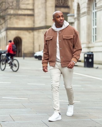 Какой худи носить с светло-коричневой университетской курткой мужчине