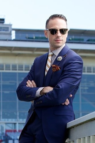 С чем носить светло-коричневый галстук в вертикальную полоску мужчине