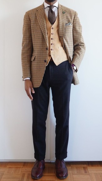 Как носить светло-коричневый жилет с бежевым пиджаком