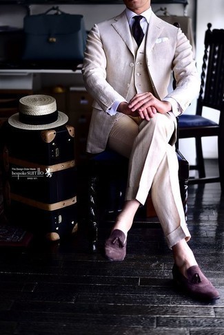 Как носить светло-коричневый жилет с бежевым костюмом