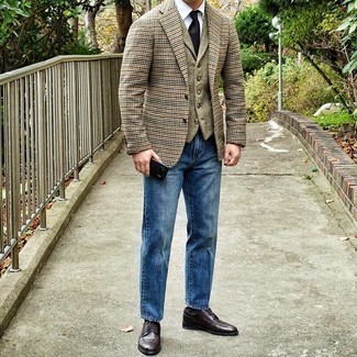 Какие джинсы носить с светло-коричневым жилетом
