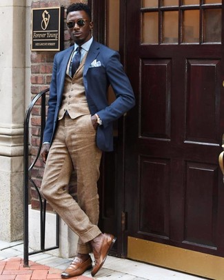 Как носить светло-коричневый жилет с темно-синим пиджаком