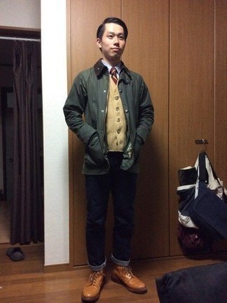 Как носить светло-коричневый жилет с темно-синими джинсами