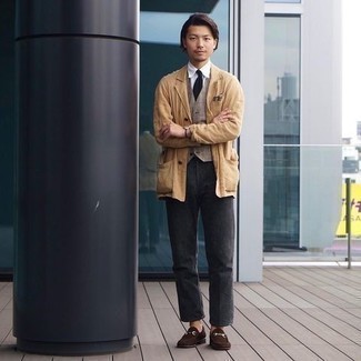 Какие куртки-рубашки носить с светло-коричневым жилетом