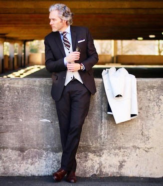 Какие костюмы носить с светло-коричневым жилетом