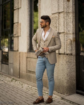 Как носить светло-коричневый жилет с светло-коричневым пиджаком