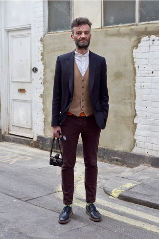 Как носить светло-коричневый жилет с фиолетовыми джинсами