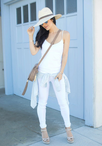 С чем носить светло-коричневые босоножек на танкетке