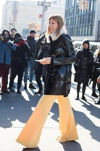 С чем носить светло-коричневые широкие брюки