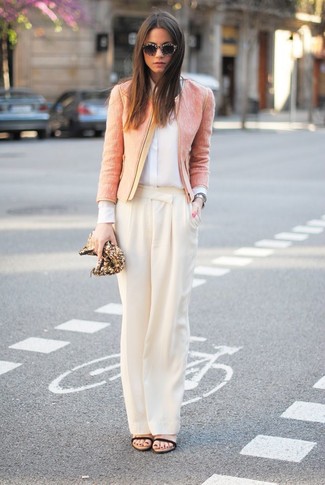 С чем носить светло-коричневые широкие брюки