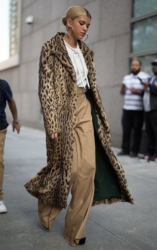 С чем носить светло-коричневые широкие брюки