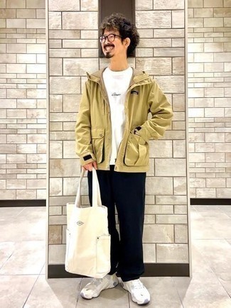 Как носить светло-коричневую ветровку с черными брюками чинос