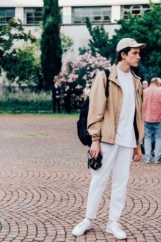 Какие брюки чинос носить с светло-коричневой ветровкой