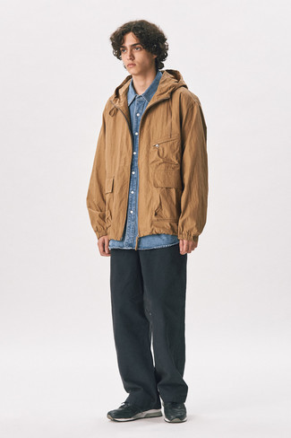 Какие брюки чинос носить с светло-коричневой ветровкой