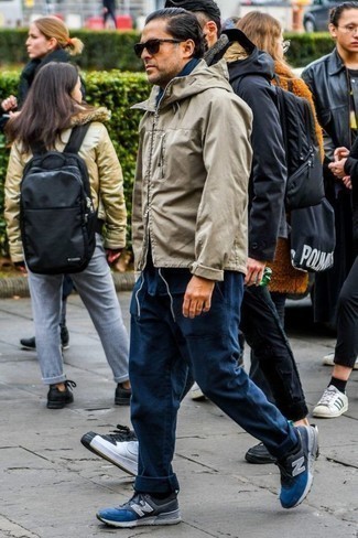 Как носить светло-коричневую ветровку с темно-синими брюками чинос