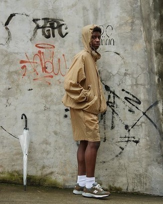 Какие шорты носить с светло-коричневой ветровкой мужчине