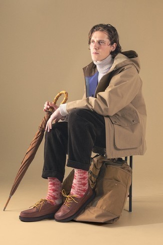 Какие водолазки носить с светло-коричневой ветровкой мужчине