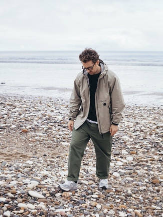 Как носить светло-коричневую ветровку с белой майкой мужчине