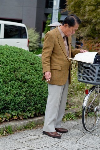 Как носить светло-коричневый шерстяной пиджак с коричневыми кожаными лоферами мужчине