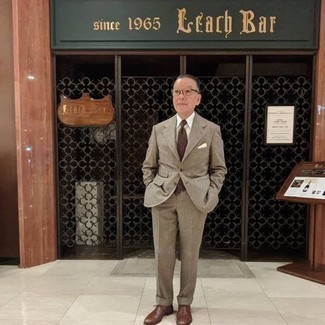 С чем носить светло-коричневый шерстяной костюм