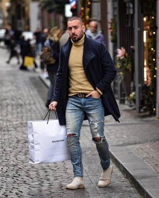 Как носить светло-коричневую шерстяную водолазку с синими рваными джинсами мужчине