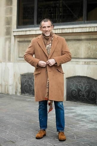 Как носить светло-коричневую шерстяную водолазку с синими рваными джинсами мужчине