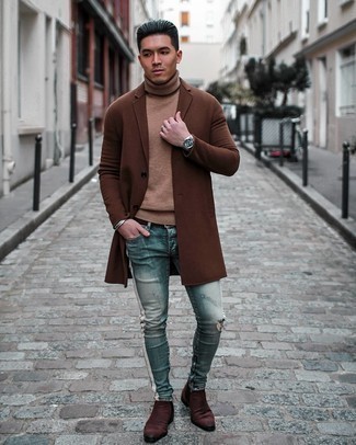 Как носить светло-коричневую шерстяную водолазку с голубыми рваными джинсами мужчине