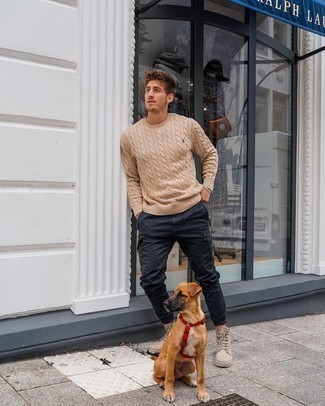 Какие вязаные свитера носить с светло-коричневыми рабочими ботинками мужчине