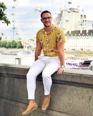 С чем носить светло-коричневые плетеные лоферы мужчине