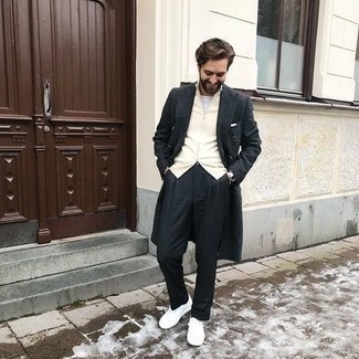 Какие классические брюки носить с светло-коричневым свитером на молнии мужчине