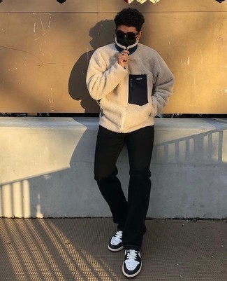 Какие джинсы носить с светло-коричневым свитером на молнии мужчине