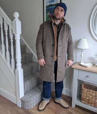 С чем носить светло-коричневый свитер на молнии мужчине