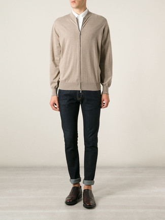 С чем носить светло-коричневый свитер на молнии мужчине