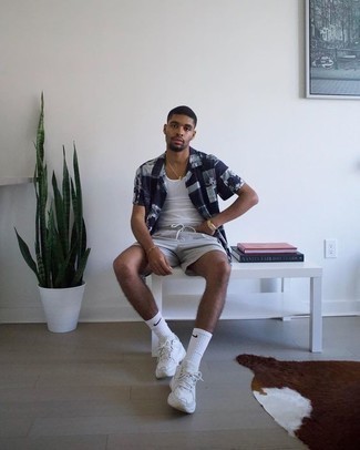 Как носить майку с кроссовками мужчине