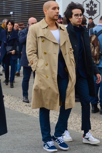 Как носить майку с пиджаком мужчине