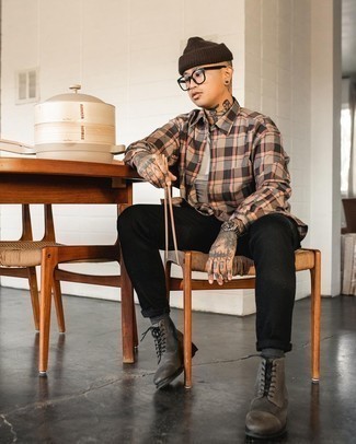 Как носить майку с повседневными ботинками мужчине