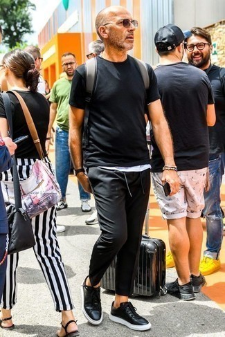 Как носить майку с футболкой с круглым вырезом мужчине