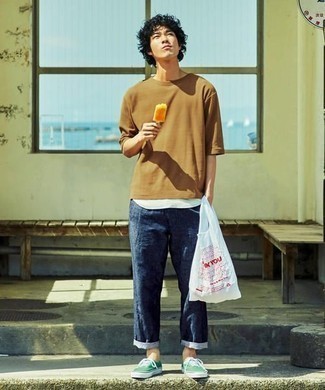 Как носить майку с футболкой с круглым вырезом мужчине