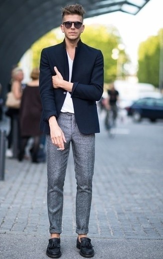 Как носить майку с классическими брюками мужчине