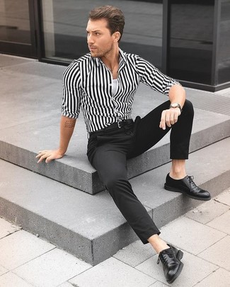 Как носить майку с классическими брюками мужчине