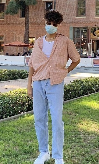 Как носить майку с джинсами мужчине