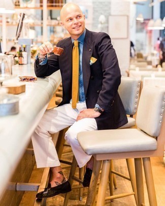 Как носить лоферы с кисточками с двубортным пиджаком