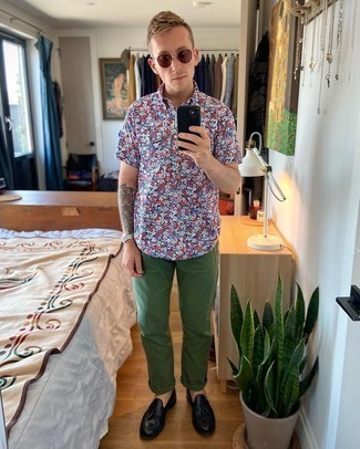 Как носить лоферы с кисточками с футболкой-поло